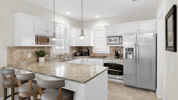 冷蔵庫、電子レンジ、オーブン、コンロ