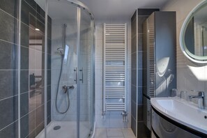 Family House, Multiple Bedrooms, Mountainside (Farmhouse Raspberry Pool&Wellness) | Bathroom | Shower, towels, soap, shampoo