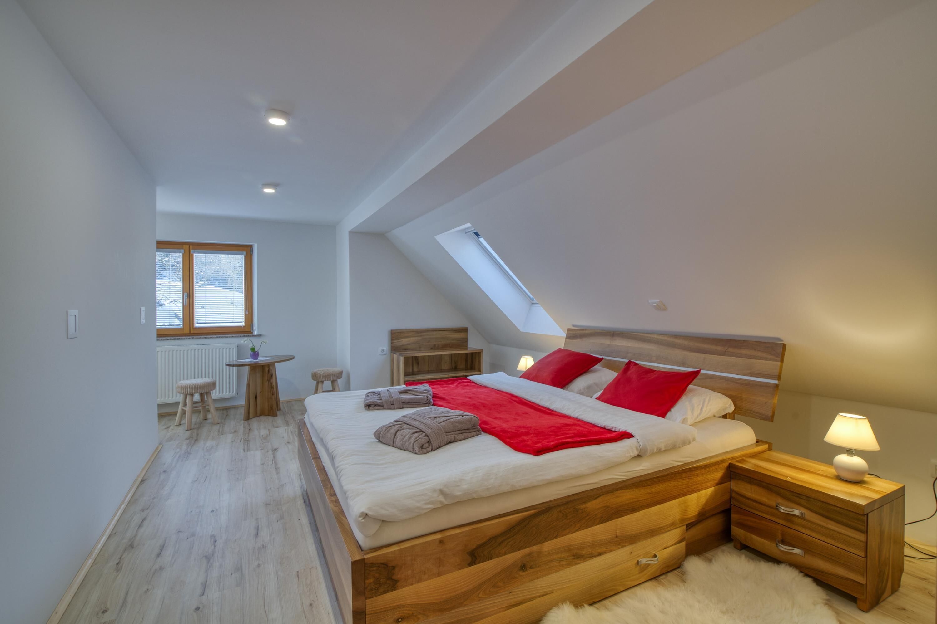 2 عدّة غرف نوم ومساحة عمل للكمبيوتر المحمول وواي فاي مجانًا