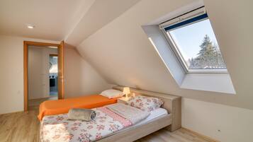 2 bedrooms, laptop workspace, free WiFi, bed sheets