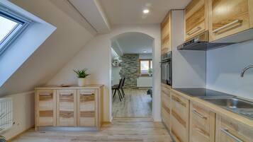 Familiehus - flere soveværelser - ved bjerg (Farmhouse Raspberry Pool&Wellness) | Privat køkken | Køleskab, mikrobølgeovn, ovn, kogeplade