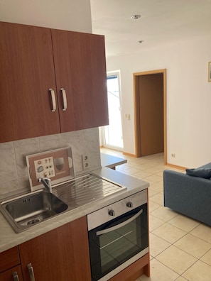 Kühlschrank, Herdplatte, Wasserkocher mit Kaffee-/Teezubehör
