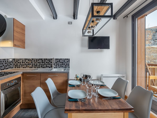 Kühlschrank, Ofen, Geschirrspüler, Wasserkocher mit Kaffee-/Teezubehör