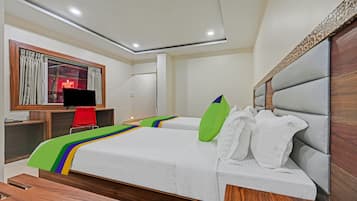 Phòng đôi Deluxe | Bàn, bàn ủi/dụng cụ ủi quần áo