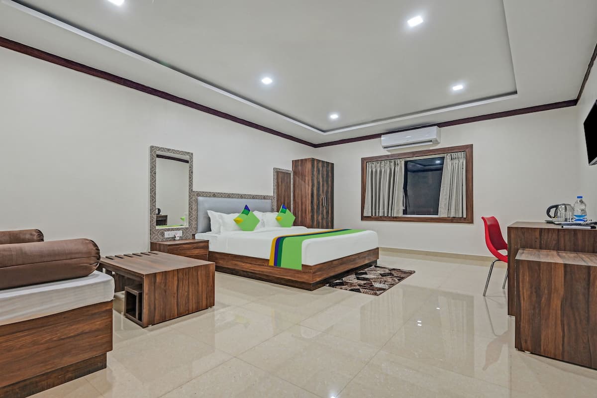 Habitación doble Deluxe | Escritorio y tabla de planchar con plancha