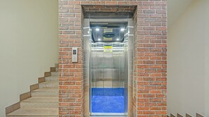 Un ascensor amb pantalla digital i instruccions d'emergència.