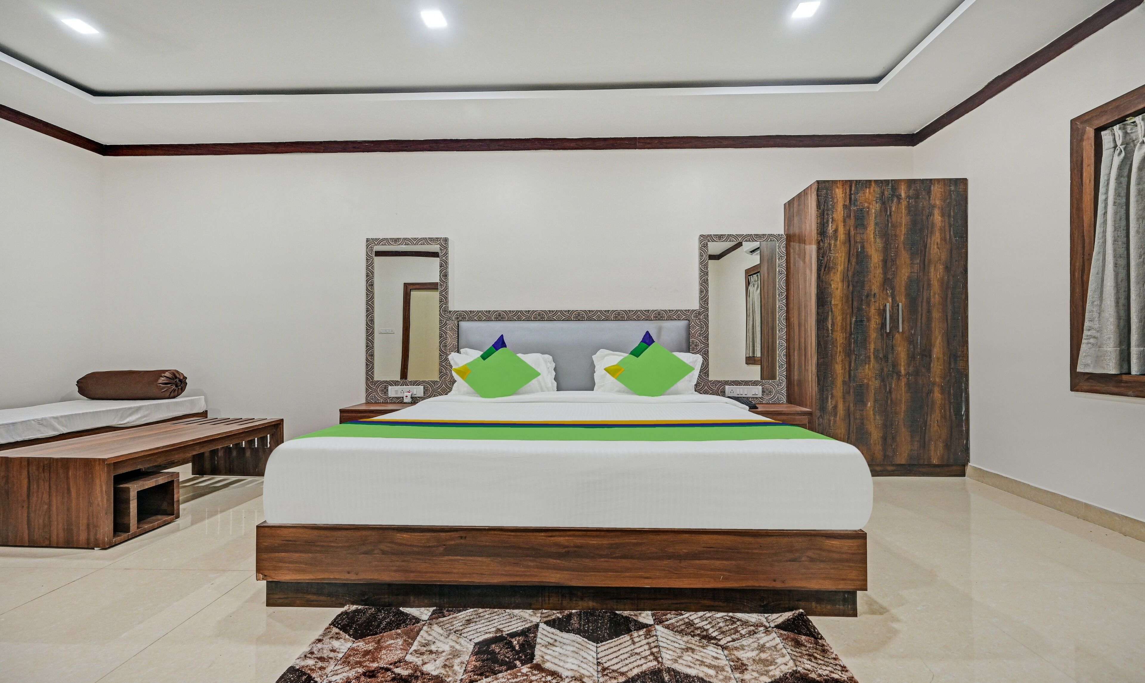 Dobbeltrom – deluxe | Skrivebord og strykejern/-brett