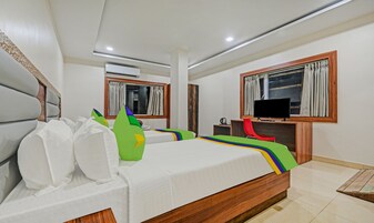 Escritorio y tabla de planchar con plancha 