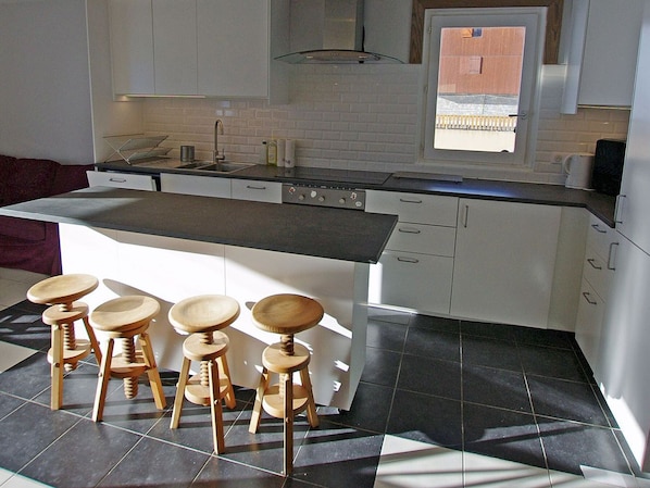 Réfrigérateur, un four, surface de cuisson, lave-vaisselle