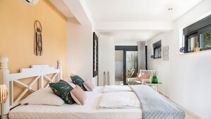 Une chambre moderne avec un lit, une table de chevet et une vue sur le salon.