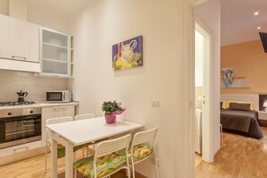 Appartement | Cuisine privée | Batterie de cuisine, vaisselle et ustensiles