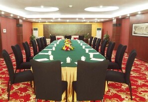 A conference room with a long table, chairs, and a floral centerpiece. - Jinmeng (Wenshan City)