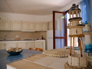 Frigorifero, forno, piano cottura, pentole/stoviglie/utensili