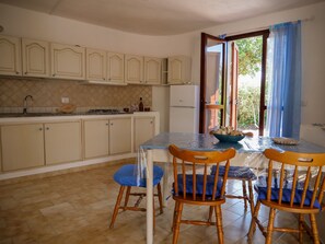 Frigorifero, forno, piano cottura, pentole/stoviglie/utensili