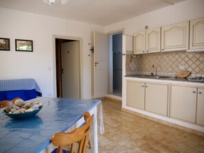Frigorifero, forno, piano cottura, pentole/stoviglie/utensili