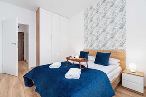 1 habitación, escritorio, tabla de planchar con plancha y cuna de viaje 