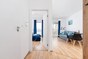 1 chambre, bureau, fer et planche Ă repasser, lit parapluie