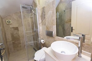 Bathroom - Villa Louise, large 4 bedroom overlooking the Kalkan bay (Antalya)