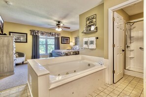 Shower, jetted bath, hair dryer, towels - FREE Dollywood Ticket • Whispering Pines  352 Penthouse • Mtn View • Pools (Pigeon Forge)