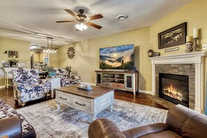 Televisión, chimenea, reproductor de DVD y videoteca 