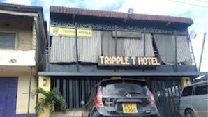 Un bâtiment sur lequel on peut lire l’inscription « TRIPLE T HOTEL ».