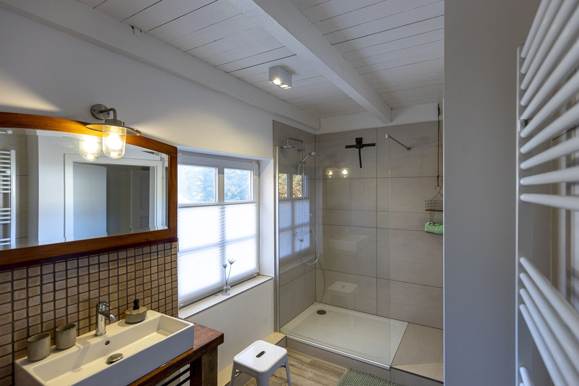 Badewanne, Haartrockner, Handtücher, Seife