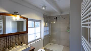 Badewanne, Haartrockner, Handtücher, Seife