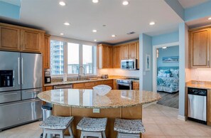 Kjøleskap, mikrobølgeovn, ovn og kokeplater