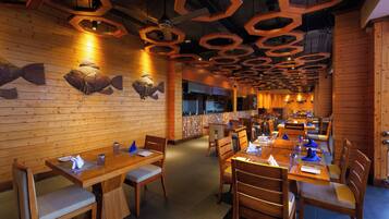 4 restaurantes; se sirve desayuno, almuerzo, cena y brunch