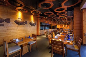 4 restaurants; breakfast, lunch, dinner and brunch served 