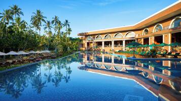 2 albercas al aire libre