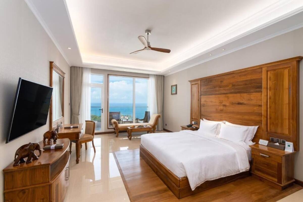 Premium bedding, down duvets, Tempur-Pedic beds, minibar