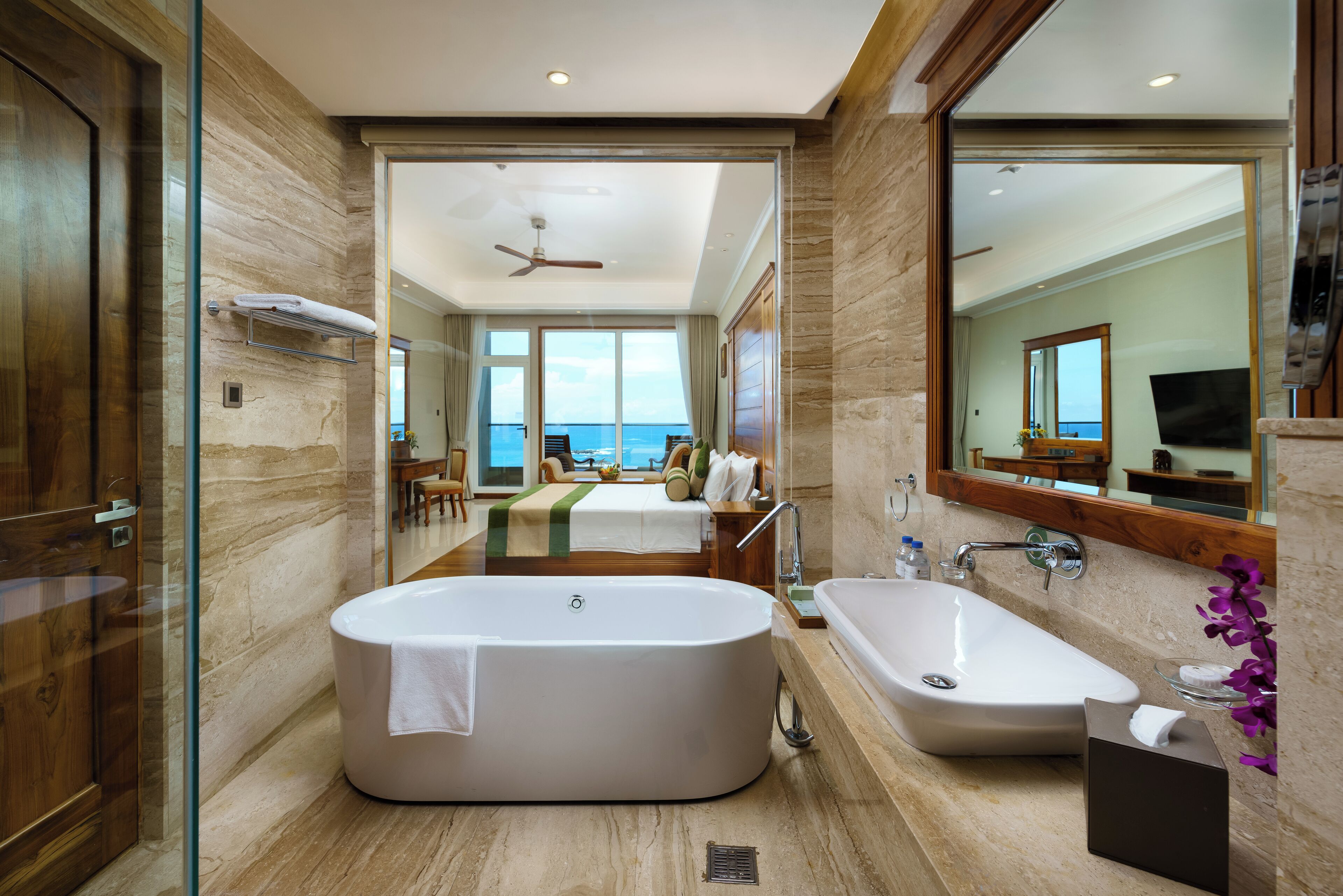 Un baño moderno con una bañera grande, un lavabo independiente y un espejo.