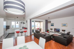 Exclusive-Apartment | Wohnbereich | 104-cm-LCD-Fernseher mit Digitalempfang, Fernseher