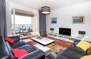 Exclusive Apartment | Living room | 104-cm LCD TV with digital channels, TV