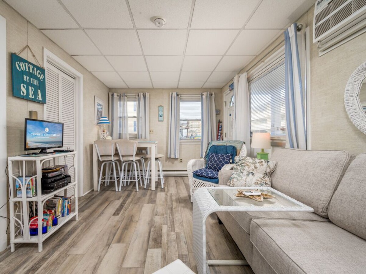 Ocean block condo with linens included!