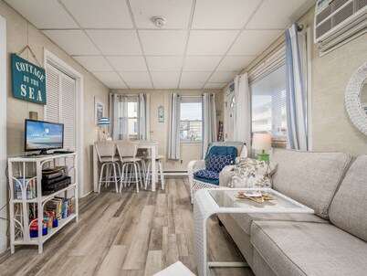 Ocean block condo with linens included!