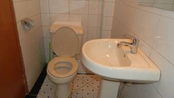 Habitación estándar | Baño | Ducha, artículos de higiene personal gratuitos y toallas