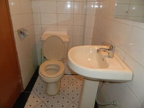 Habitación estándar | Baño | Ducha, artículos de higiene personal gratuitos y toallas