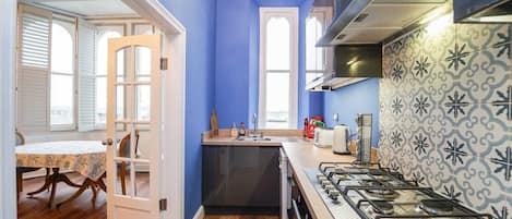 Apartemen, 1 Tempat Tidur King dengan tempat tidur Sofa | Dapur pribadi | Lemari es, microwave, oven, dan kompor