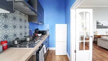 Apartemen, 1 Tempat Tidur King dengan tempat tidur Sofa | Dapur pribadi | Lemari es, microwave, oven, dan kompor