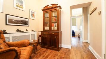 Apartemen, 1 Tempat Tidur King dengan tempat tidur Sofa | Ruang keluarga | Televisi 30-inci dengan saluran TV kabel dan perapian