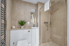 Combined shower/bathtub, hair dryer, towels, soap - Stay Comfortable in One Bed Apt near Chancery Lane by MySquare (London)