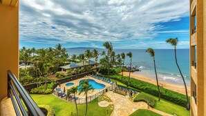 Un complexe hôtelier doté d’une piscine, de chaises longues et offrant une vue sur la plage et l’océan.