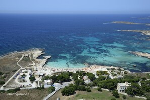 Plage à proximité, chaises longues, serviettes de plage