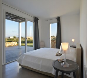 2 soveværelser, pengeskab på værelset, strygejern/strygebræt