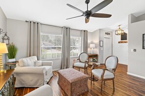 Smart TV, DVD player, books, streaming services - Stunning pool home with lanai-comforts/space for whole family (Sebastian)