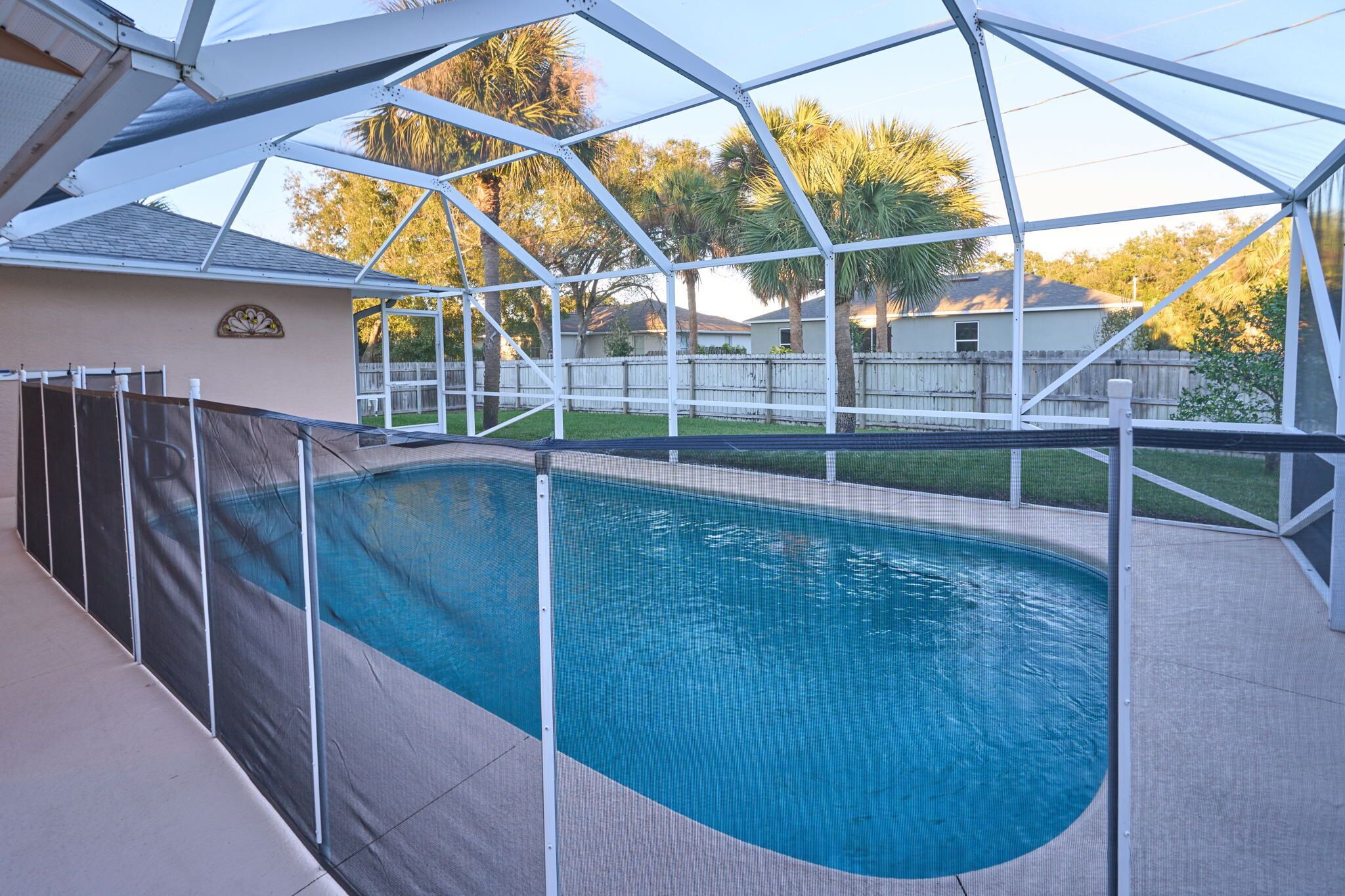 Stunning pool home with lanai-comforts/space for whole family in Sebastian, United States