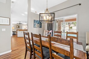 Dining - Stunning pool home with lanai-comforts/space for whole family (Sebastian)