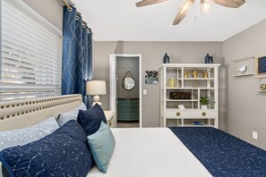 3 bedrooms, desk, iron/ironing board, travel crib - Stunning pool home with lanai-comforts/space for whole family (Sebastian)